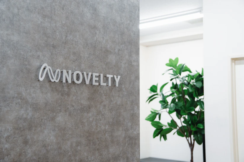 壁にNOVELTYの文字が掲げられている、ノベルティオフィスの写真。