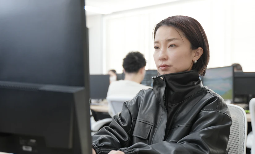 オフィスで働く写真