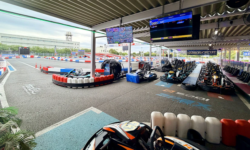 奥にはサッカー場ほどの広さのサーキット。手前にはピットがあり大人用カートが20台ほど止まっている