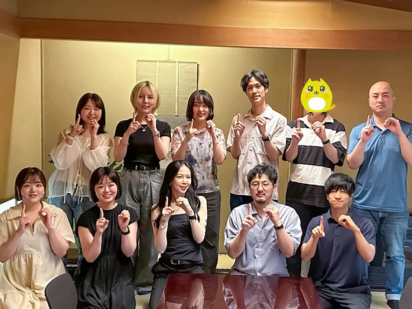 船橋市のうなぎ屋「稲荷屋」でのノベルティ社員集合写真。