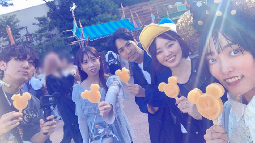 ミッキーの形をしたトロピカル味のアイスを手に持っているノベルティメンバー