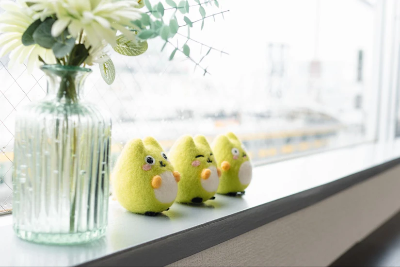 窓の前に並ぶ、ノベルティのマスコットキャラクターとこっと