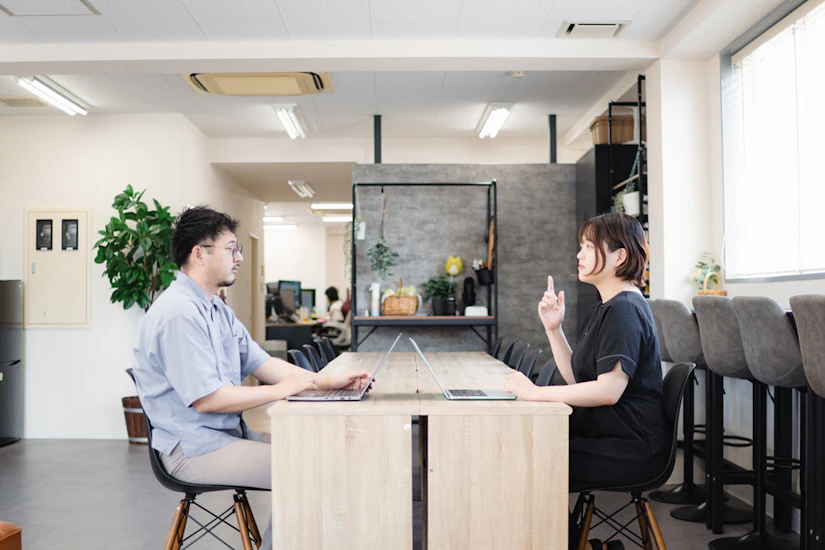 2人もノベルティメンバーが意見を出し合っている様子