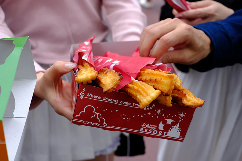 クリームブリュレチュロスを配っている手元