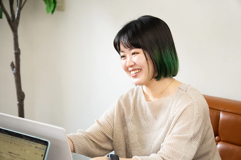 インタビューに答えるノベルティ社員の西田さん。