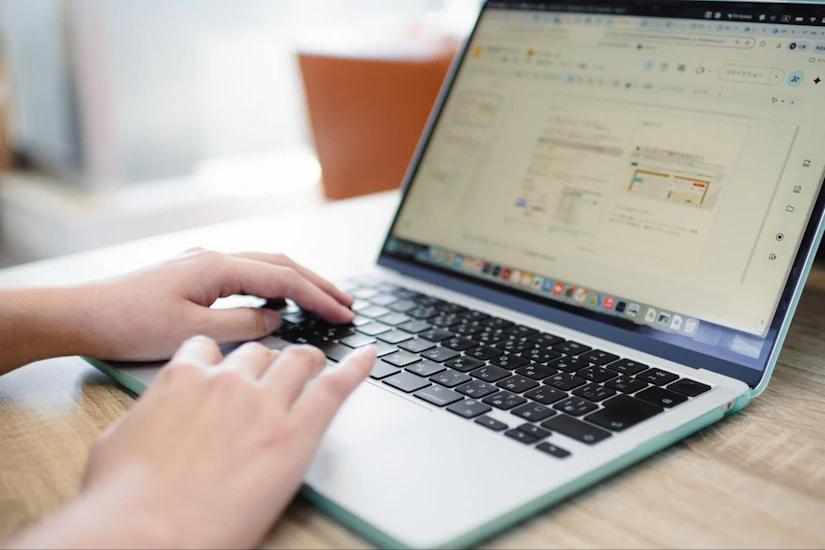 パソコンとキーボードを打つ手