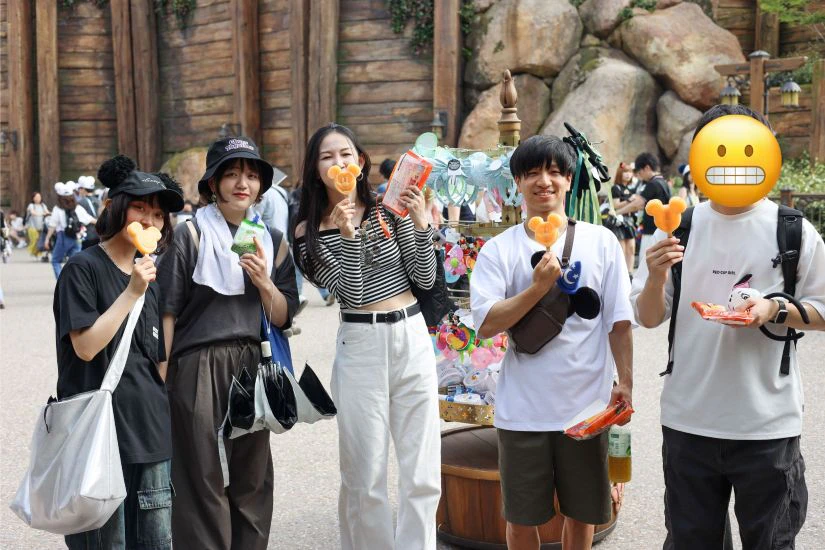 東京ディズニーシーの新エリア ファンタージスプリングスの入り口で撮影した写真。アイスを片手に横に並んで映り込むメンバー。