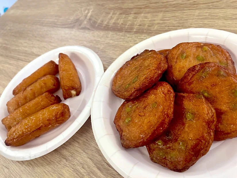 枝豆入りのさつま揚げと、チーズ入りのさつま揚げが2皿に分けて置いてある。