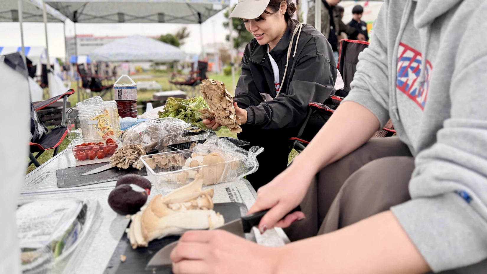 2人で野菜の下処理