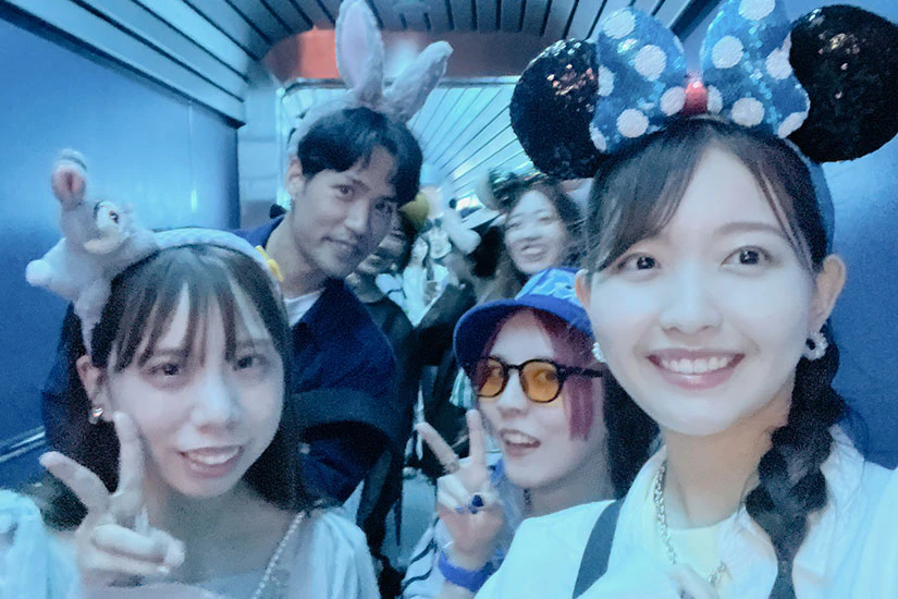 スペースマウンテンに乗る前のノベルティメンバーたち