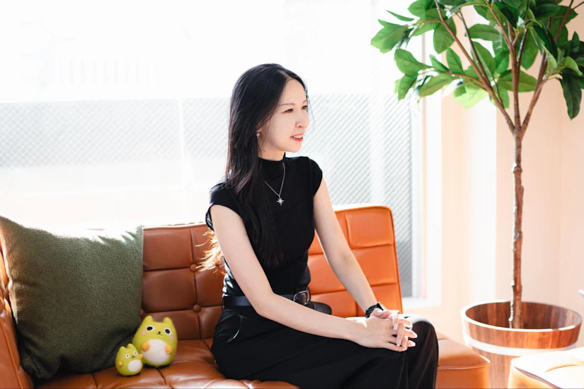 ノベルティ代表の酒井がインタビューに答えている写真