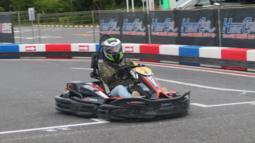 カートを楽しそうに運転する人