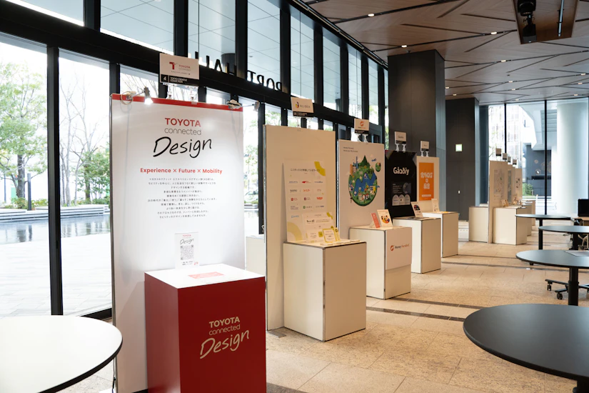 会場の玄関に設営された企業ブースの写真