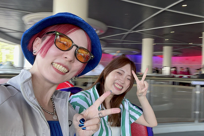 ベイマックスのアトラクションで振り回されているノベルティメンバー