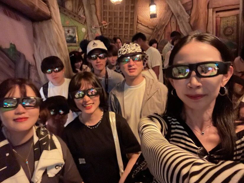 アトラクションに並んでいるメンバーたち、同じサングラスを身につけている。