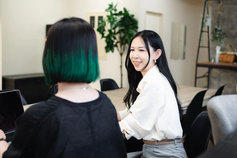 社員と話す株式会社ノベルティ代表の酒井。