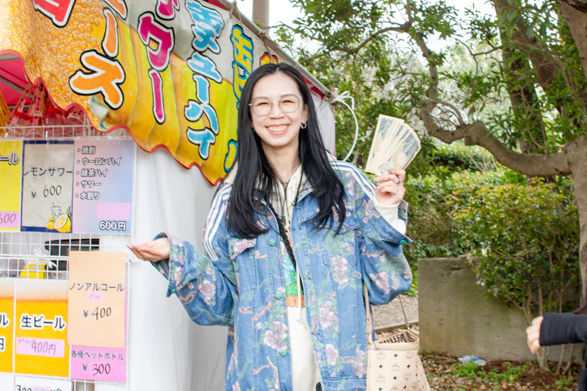 軍資金を片手に笑顔のノベルティ社長