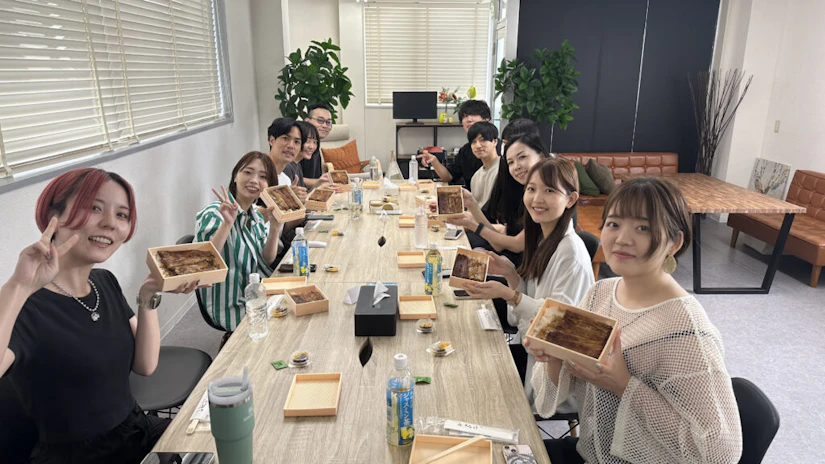新入社員の歓迎会でうなぎを食べるノベルティメンバー