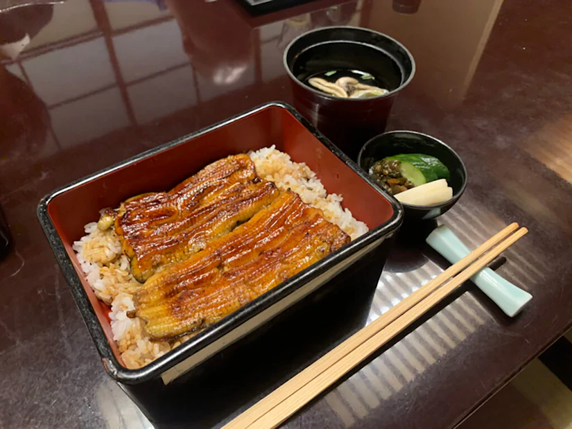 船橋市のうなぎ屋「稲荷屋」のうな重とお吸い物、お漬物。