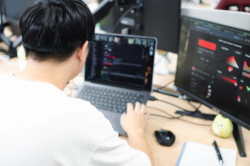 パソコンで作業をする徳山氏の後ろ姿。