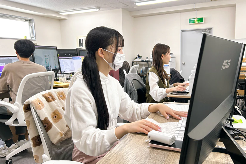 インターンの学生が仕事をしている写真