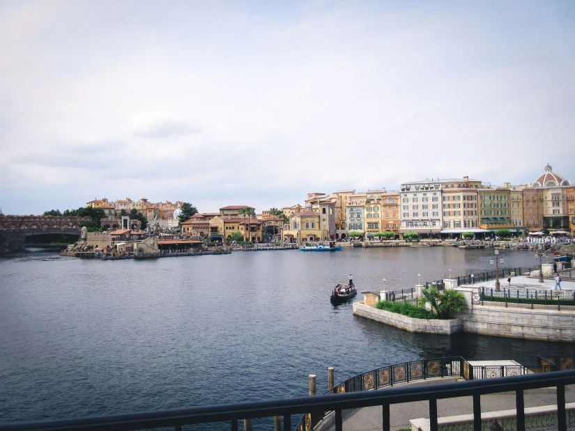 東京ディズニーシーのメディテレーニアンハーバーの風景写真。