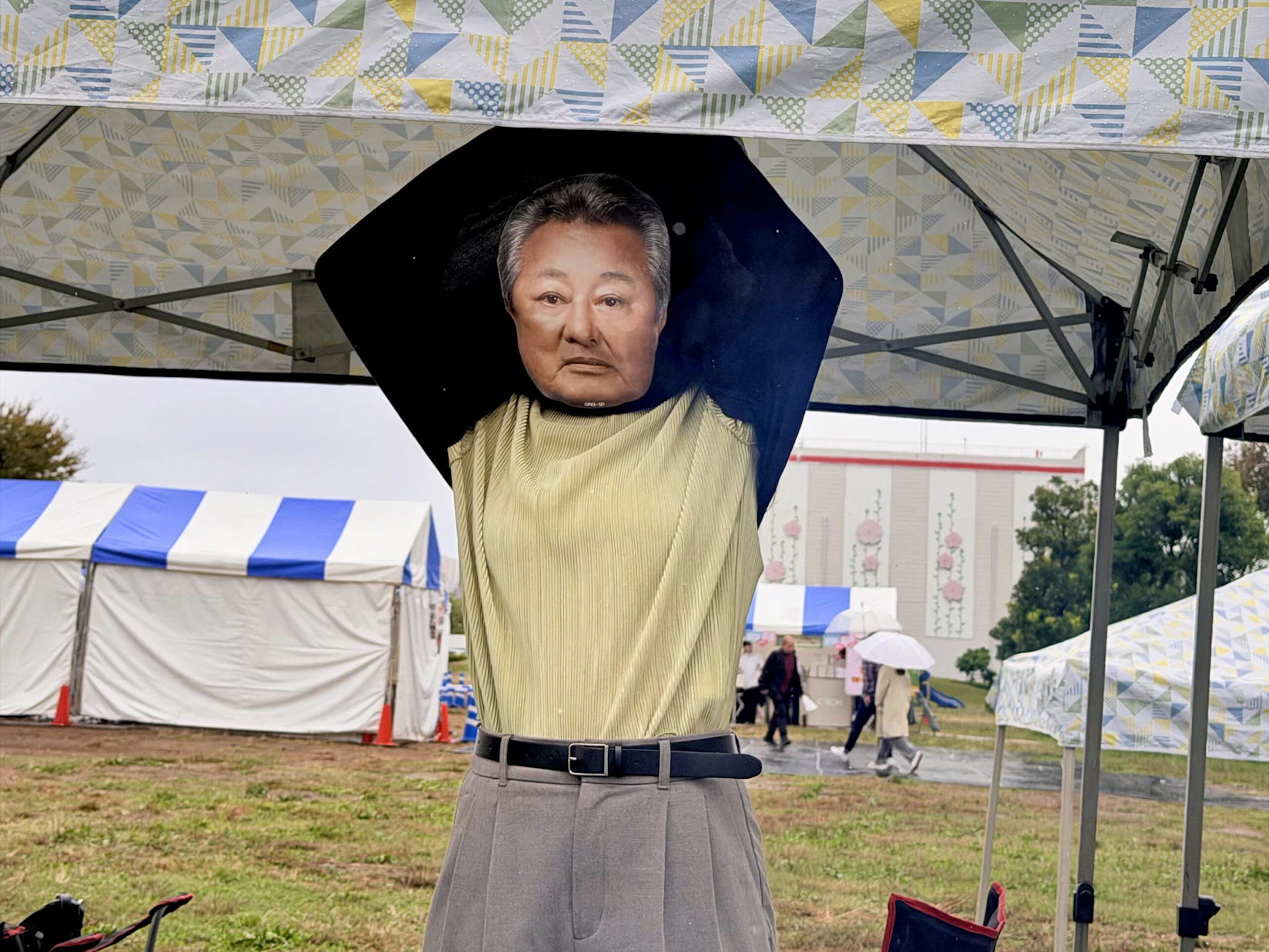 Tシャツを裏返して梅宮辰夫の顔を見せて、みんなを盛り上げてくれるサービス精神旺盛な女性