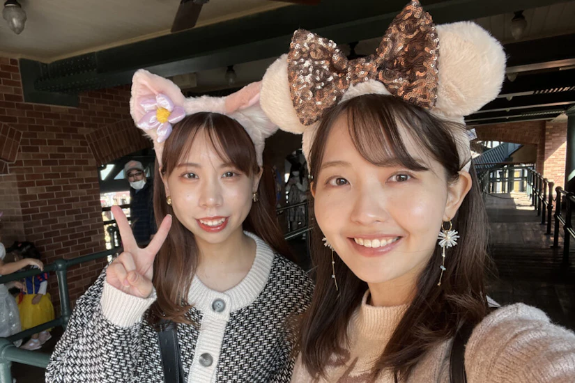 リーナベルとモコモコミニーのカチューシャを身につけたノベルティメンバー2人