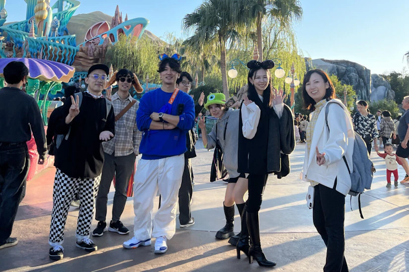 ディズニーシーでレクを楽しむノベルティメンバーの写真