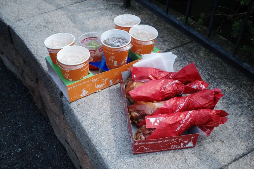 東京ディズニーシーで人気のスモークターキーレッグと飲み物の写真。