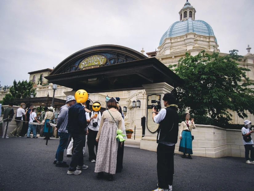 東京ディズニーシーの人気アトラクション ソアリンの前での写真。指定の時間に待ち時間なしでアトラクションに乗車できるDPAの開始時刻を待っているメンバーの様子。