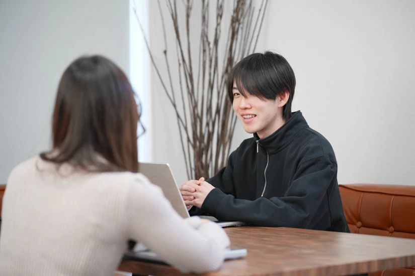向かい合って話し合う人。