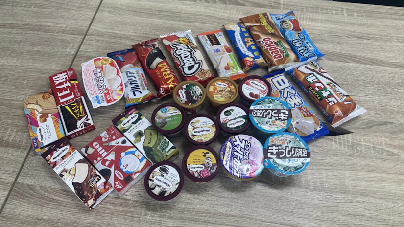 テーブルにたくさんのコンビニアイスが並んでいる