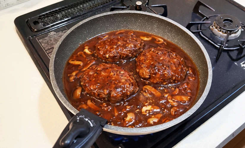 自宅のキッチンで料理をする写真