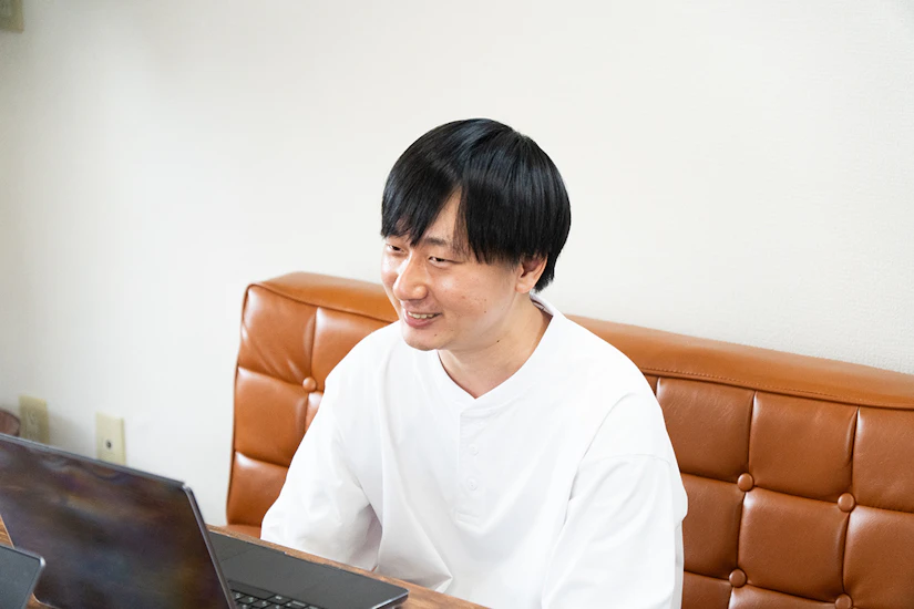 インタビューに答える徳山氏。