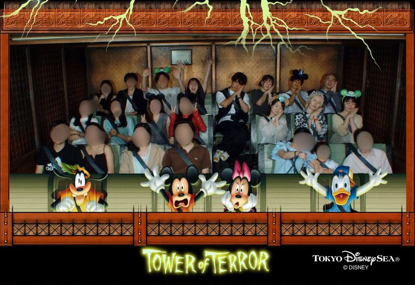 東京ディズニーシーの人気アトラクション タワー・オブ・テラーの記念写真。絶叫系アトラクションにもかかわらず、睡眠ポーズをとって全員で写り込んでいる。