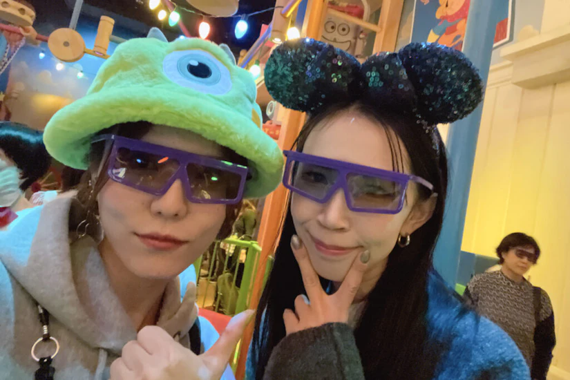 トイストーリーマニアに並んでいるノベルティメンバー2人の自撮り写真