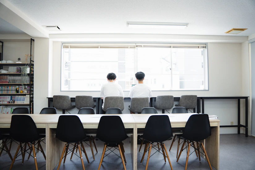 ノベルティ社員2人の後ろ姿。