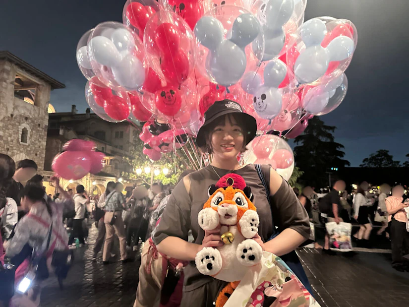 会社から支給された軍資金で買い物を楽しむ女性メンバー。ディズニーアトラクション シンドバットの冒険に登場する、チャンドゥのぬいぐるみを手にしている。