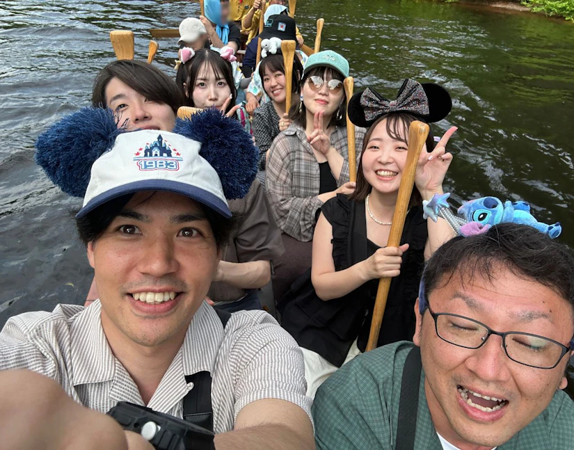 ディズニーランドでカヌー体験を楽しむメンバーの写真。