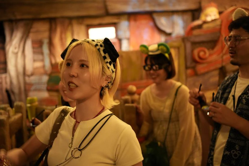 東京ディズニーシーの人気アトラクション ピーターパンのネバーランドアドベンチャーを体験したメンバーの写真。アトラクションで着用する3Dゴーグルを着用して、楽し気に写真に写ってる。