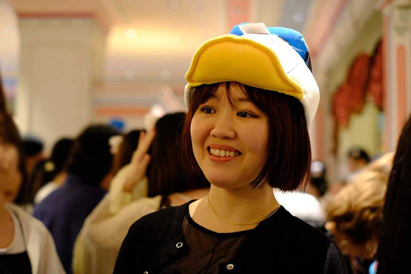 ドナルドの帽子をかぶるノベルティメンバー