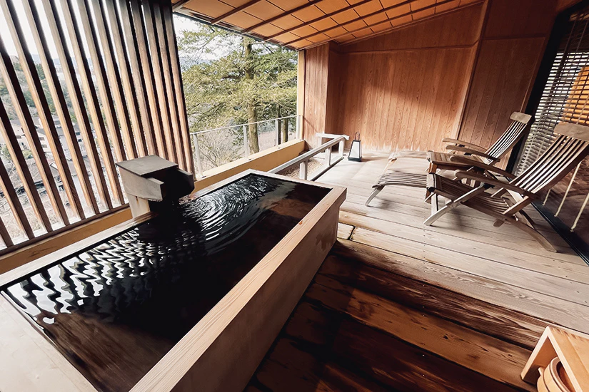 四季の湯座敷武蔵野別館のベランダにある露天風呂
