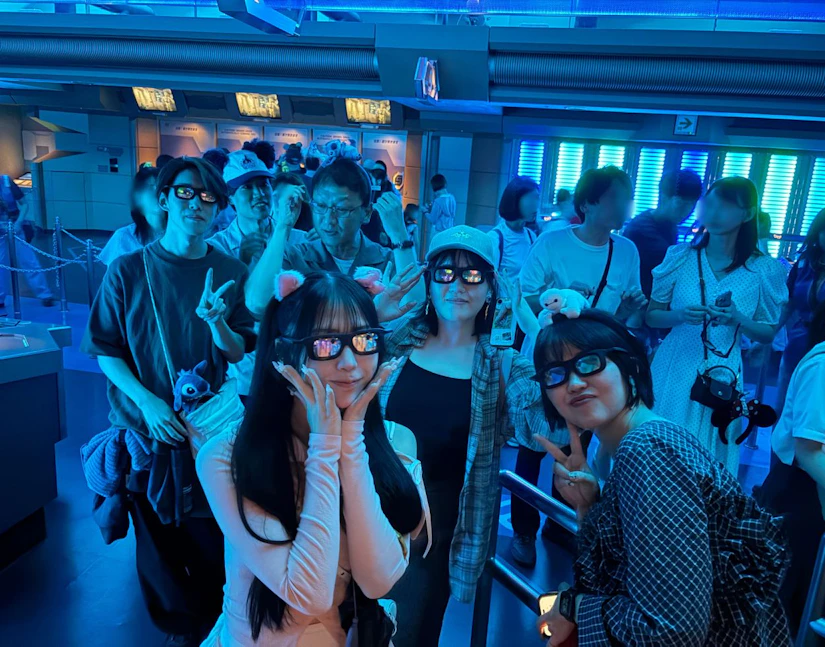ディズニーランドでスターツアーズの順番待ちをしている写真。