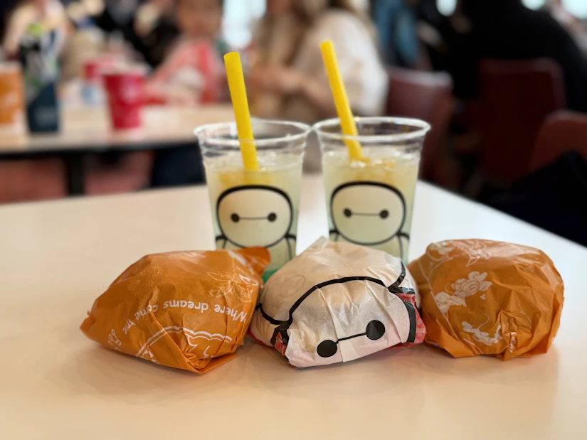 ハンバーガーとドリンク。