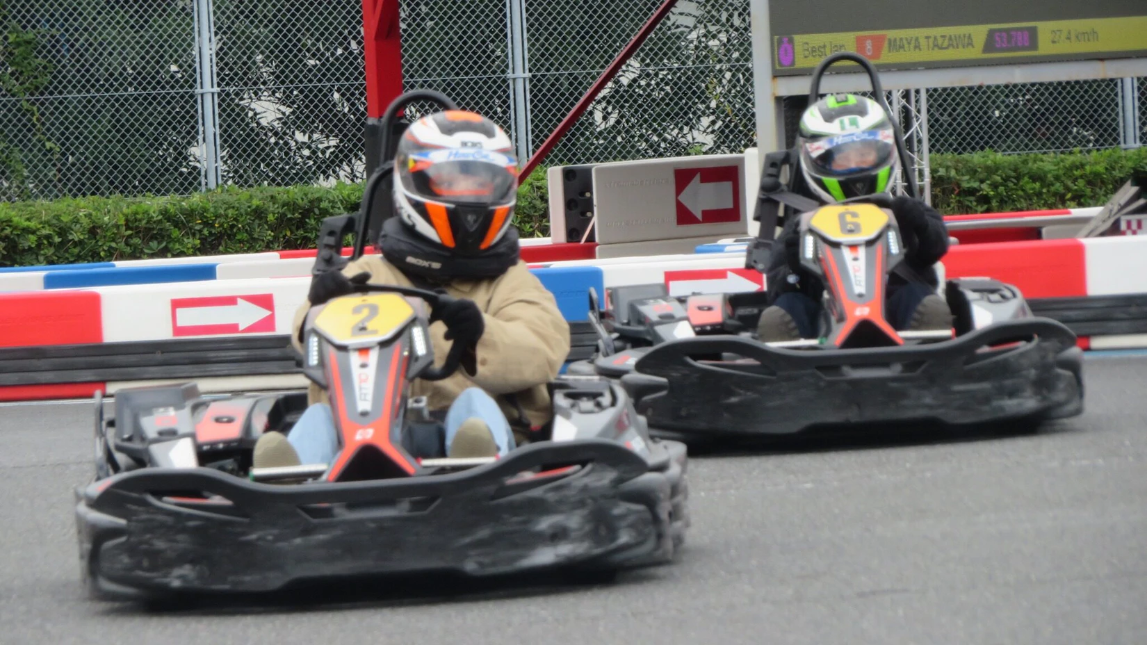 カート2台が前後に並び競り合っている