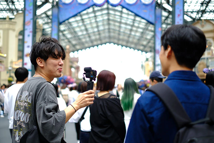 動画の撮影をするノベルティメンバー