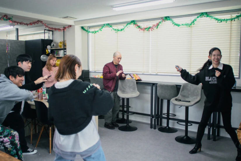 ゲームで酒井さんへ総攻撃を仕掛ける社員一同の様子