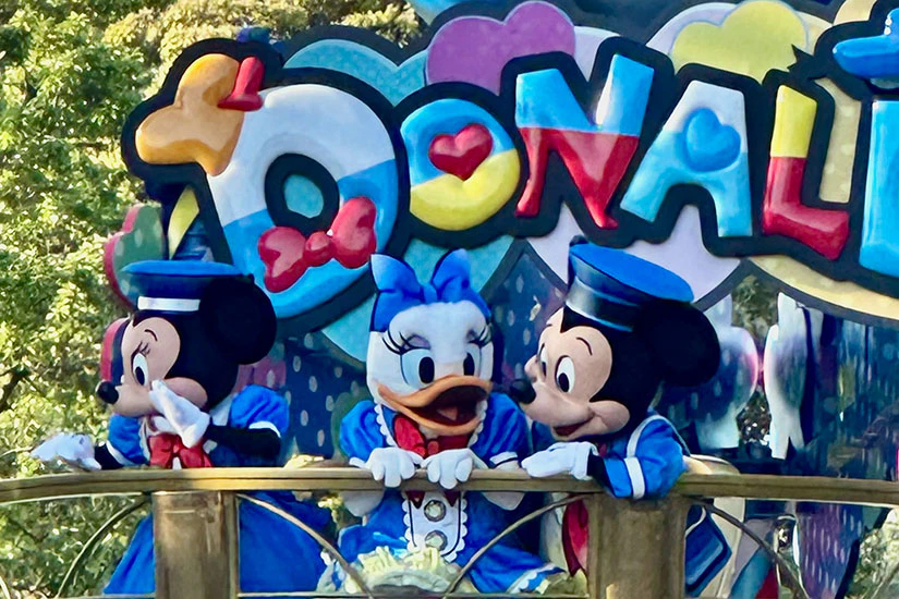 パレードのミッキー、ミニー、デイジー