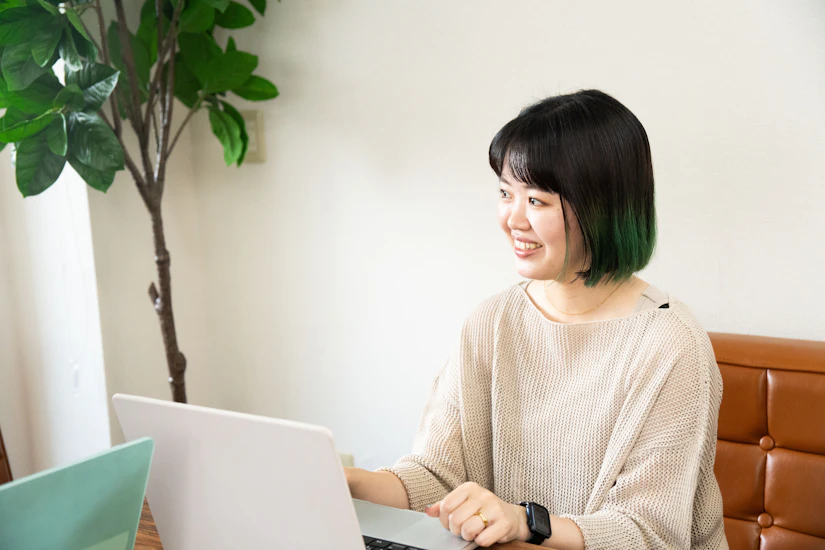 インタビューに答えるノベルティ社員の西田さん。